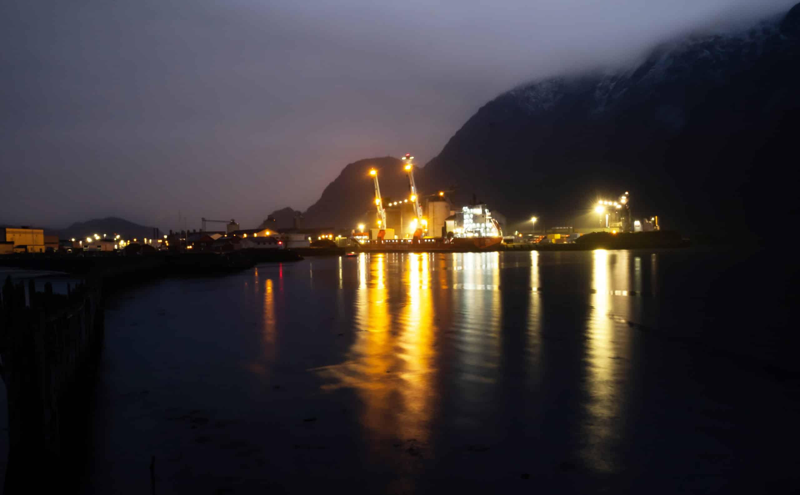 Mosjøen harbor lightens up in the dark