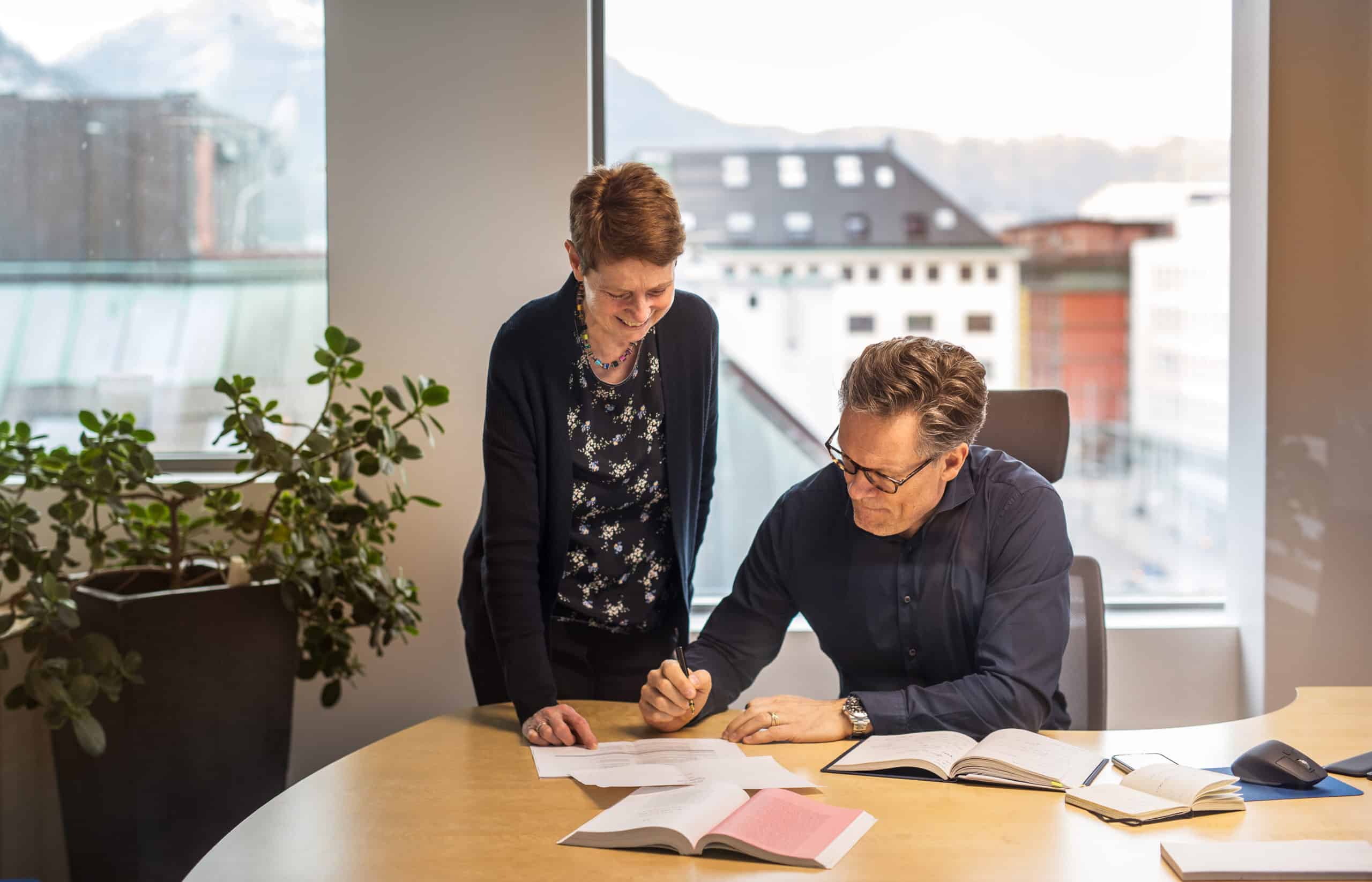 Two employees helps each other at the office: Stig Trygve Andersen and Kolfinna Magnusdottir